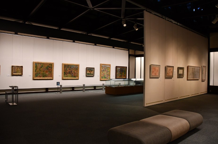 館内には町出身の芸術家の作品を中心に展示しています